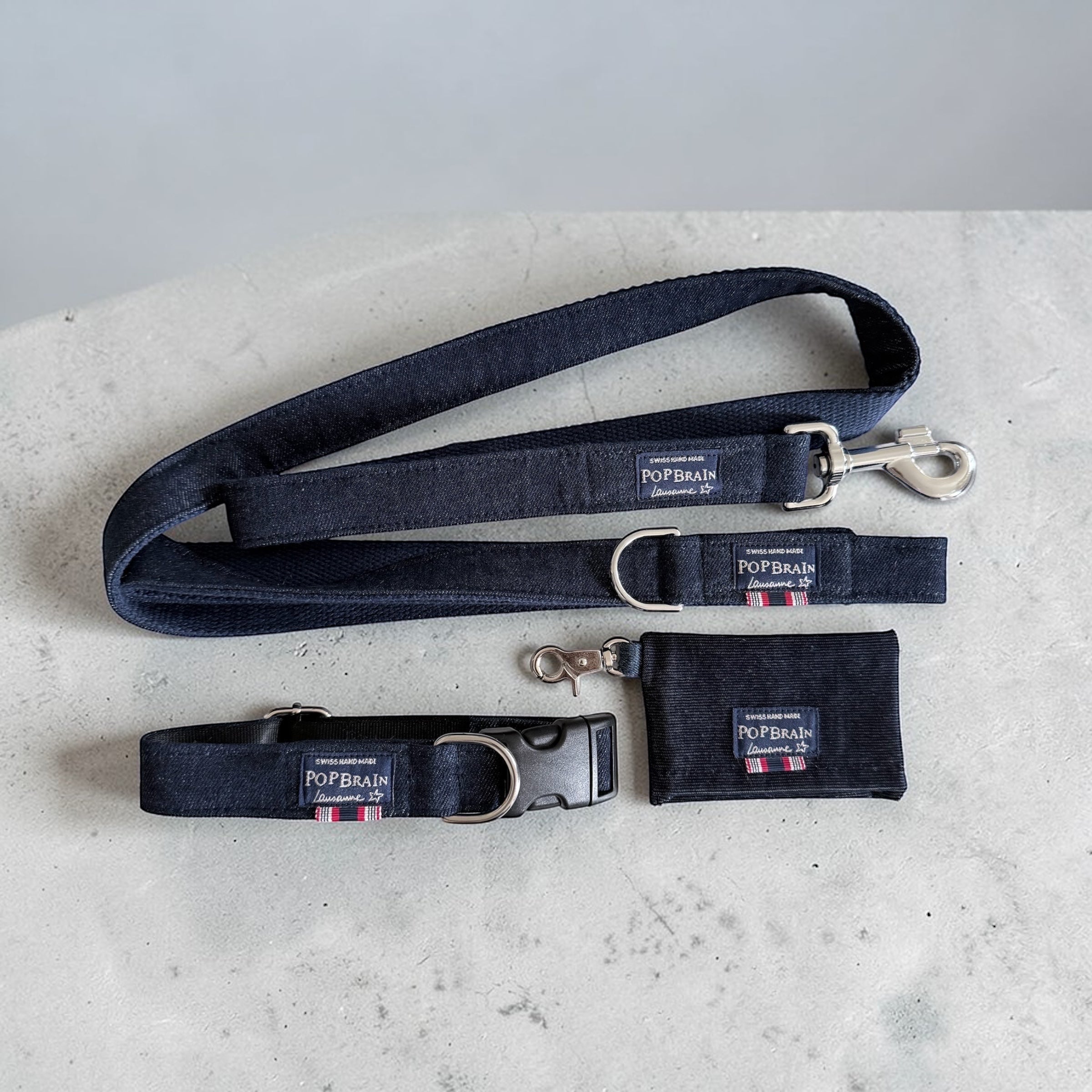 Collier Denim PopBrain en jean indigo recyclé Freitag — étiquette tissée Swiss Hand Made Lausanne