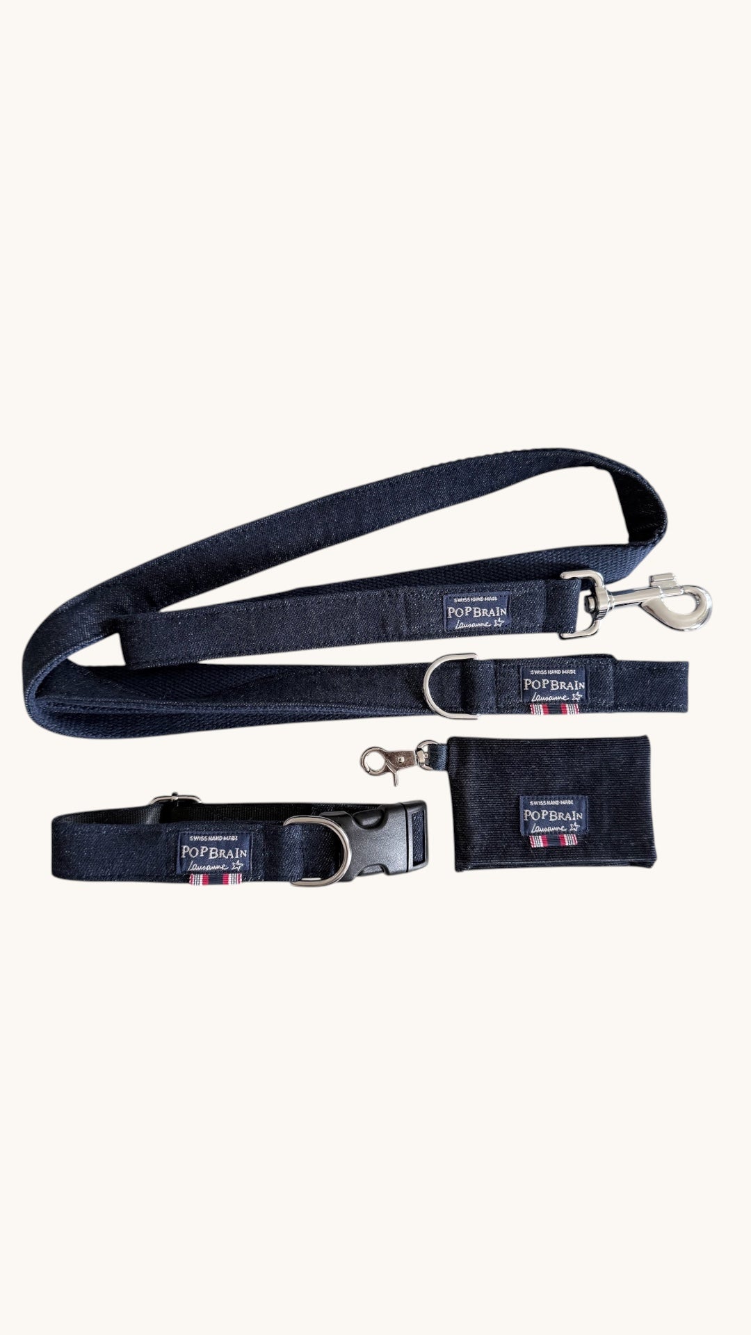 Laisse Denim PopBrain en denim indigo recyclé — détail quincaillerie argentée et tissu jean