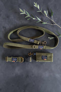 Collier Olive en velours côtelé kaki, quincaillerie bronze vieilli