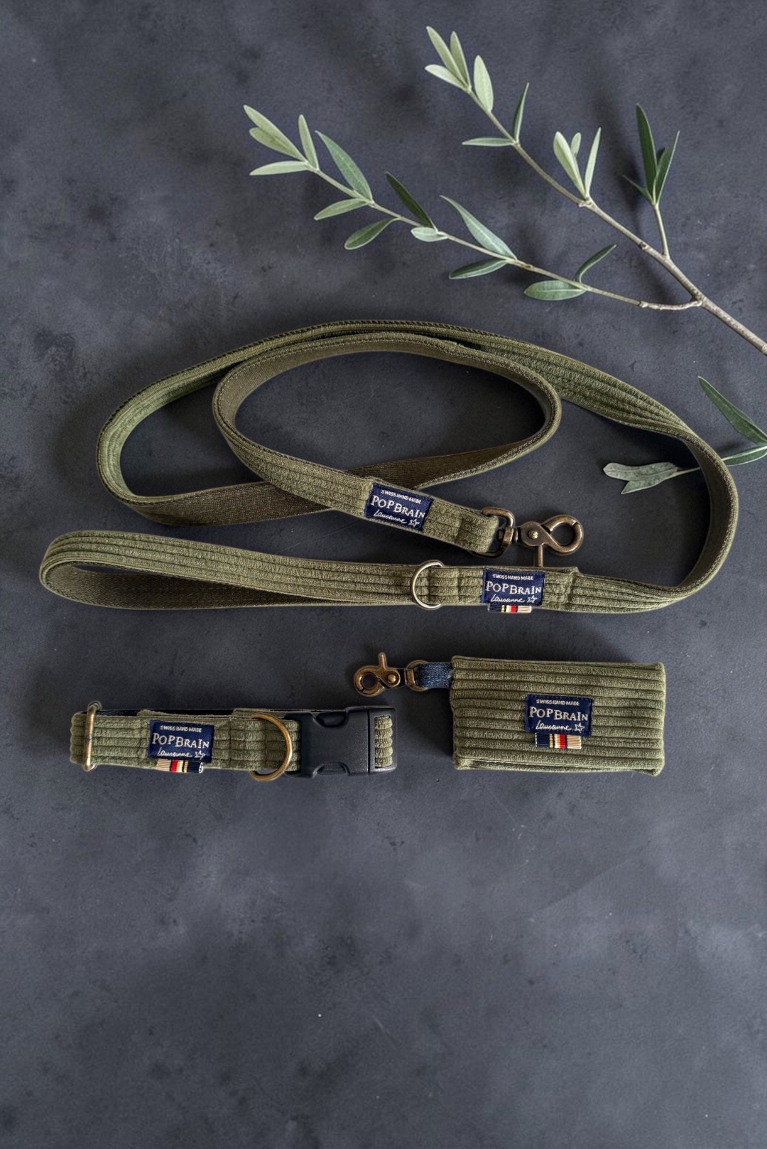 Collier Olive en velours côtelé kaki, quincaillerie bronze vieilli