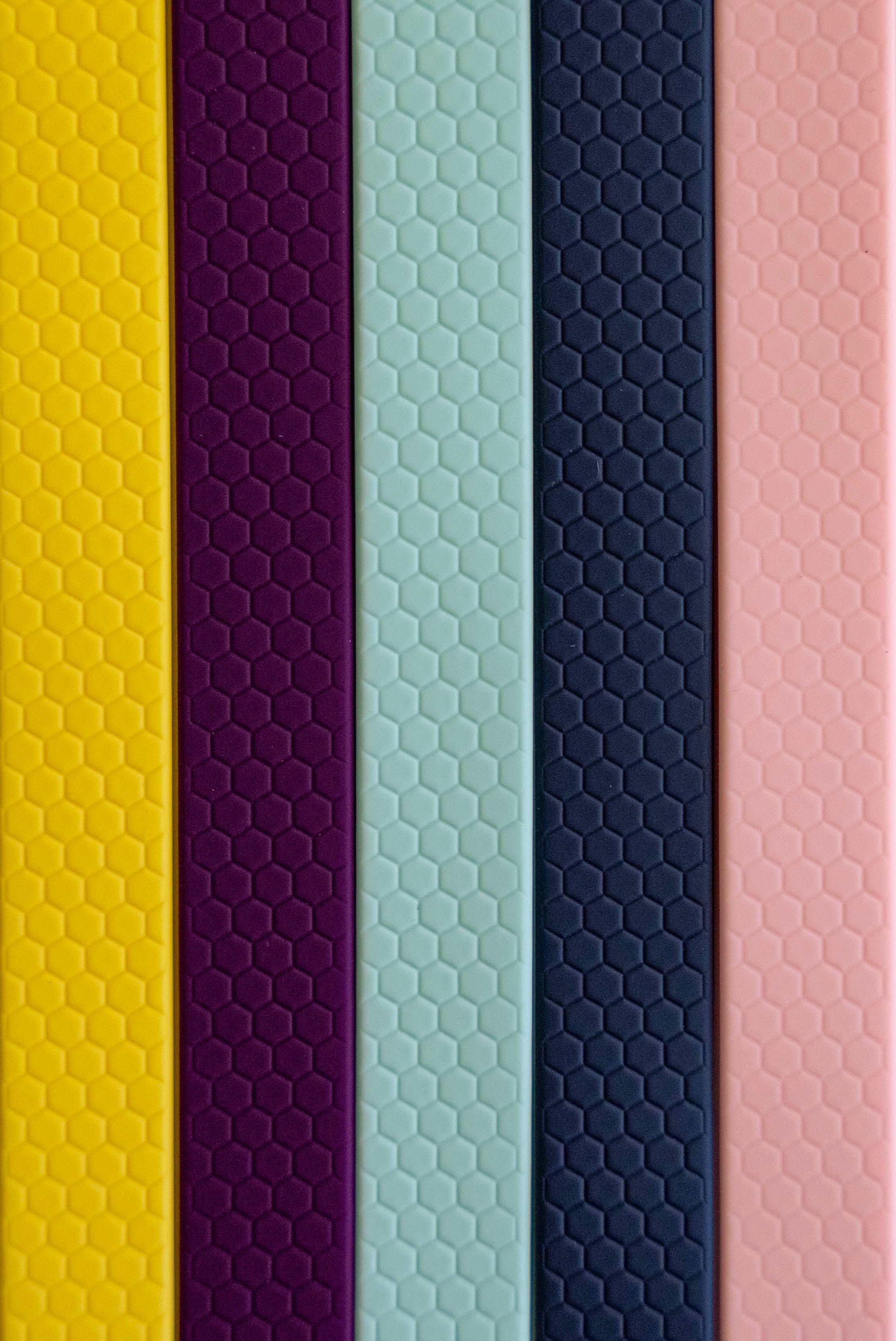 Popbrain waterproof PVC dog leashes in yellow, purple, mint, black, and pink with honeycomb texture